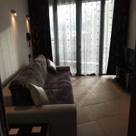 Sleeps 2 With Pool & Balcony Апартамент Балчик