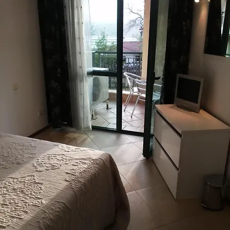 Sleeps 2 With Pool & Balcony