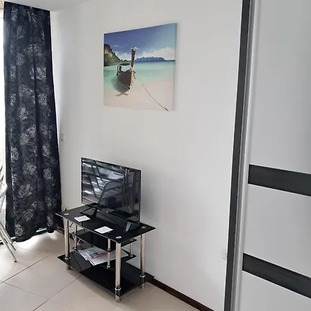 Sleeps 2 With Pool & Balcony Апартамент